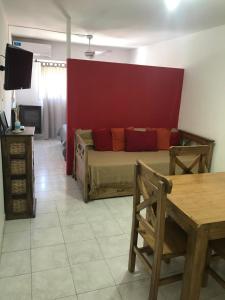 ein Wohnzimmer mit einem Sofa und einem Tisch in der Unterkunft Departamento Macrocentro in Bahía Blanca