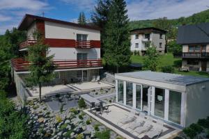 einem Luftblick auf ein Haus mit einer Terrasse in der Unterkunft Apartamenty Skalite Szczyrk Wellness in Szczyrk