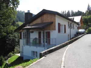 una casa al lado de una carretera en Ferienhaus Ahorn, en Flumserberg