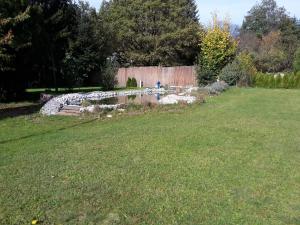 un jardín con un estanque en medio de un patio en Haus Rangau für Ferien-und Messen, en Wendelstein