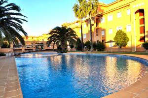 Bazén v ubytování Palm Beach, 2 dormitorios, playa 50m, by Bookindenia nebo v jeho okolí