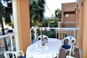 un tavolo bianco con sedie in una stanza con finestra di Palm Beach, 2 dormitorios, playa 50m, by Bookindenia a Denia