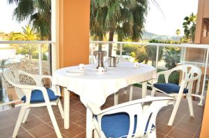 Palm Beach, 2 dormitorios, playa 50m, by Bookindenia tesisinde bir balkon veya teras