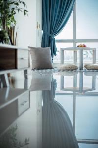 uma sala de estar com uma mesa de vidro e um sofá em Xandra's Maritime Suite em George Town