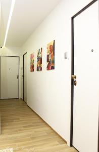 un couloir vide orné de peintures murales dans l'établissement SEAFRONT APARTMENT SALERNO, à Salerne