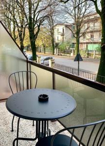 een tafel en stoelen op het balkon bij Carpe diem in Cremona