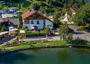 una vista aerea di una casa vicino a un lago di Ferienhaus am Burgsee a Ladis