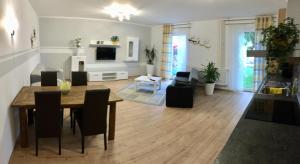 TV a/nebo společenská místnost v ubytování Ferienwohnung am Schloss