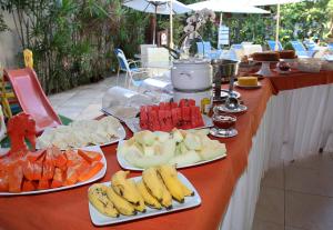 stół z trzema talerzami owoców w obiekcie Pousada Ogum Marinho w mieście Praia do Forte