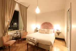 ローマにあるSanta Monica Townhouseのベッドルーム(大きな白いベッド1台、窓付)