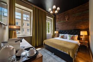 a bedroom with a bed and a desk with a laptop at SLEEPWELL NOWY ŚWIAT - wejście przez dziedziniec - brama Ordynacka 14 in Warsaw