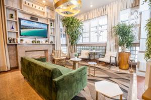 uma sala de estar com um sofá e uma lareira em Chesterfield Hotel & Suites em Miami Beach
