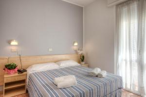 um quarto com uma cama com duas toalhas em Hotel Nautico em Cattolica