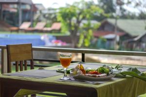 Comida en o cerca de este resort