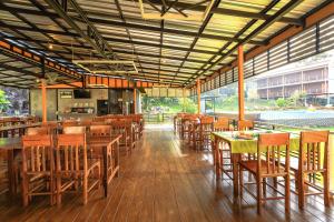 Un restaurante o sitio para comer en Phi Phi Chang Grand Resort