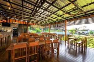 Un restaurante o sitio para comer en Phi Phi Chang Grand Resort