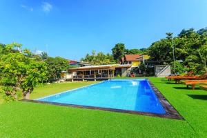 una piscina en el patio de una casa en Phi Phi Chang Grand Resort, en Islas Phi Phi