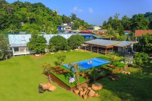 Jardín al aire libre en Phi Phi Chang Grand Resort