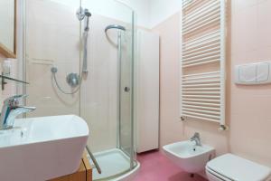 La salle de bains est pourvue d'une douche, d'un lavabo et de toilettes. dans l'établissement Savona District Terrace Flat, à Milan