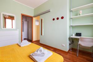 - une chambre avec un lit, un bureau et une chaise dans l'établissement Savona District Terrace Flat, à Milan