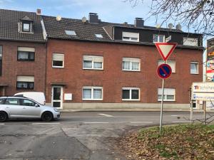 un letrero de la calle frente a un edificio de ladrillo en Studio Apartment en Alsdorf