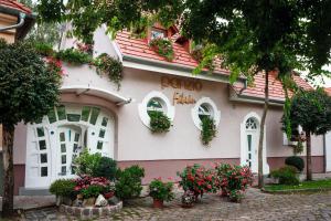 a building with flowers on the side of it at F&aacute;bi&aacute;n Panzi&oacute; in Kecskem&eacute;t