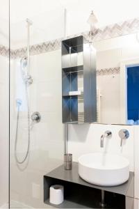 y baño con lavabo y ducha. en Le Stanze Di Santa Croce, en Florencia