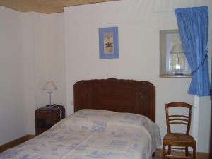 Säng eller sängar i ett rum på Le Logis du Château