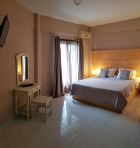 Postel nebo postele na pokoji v ubytování Anemos Hotel