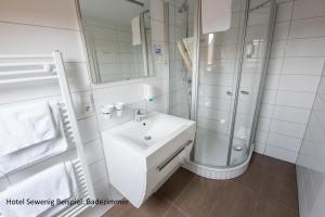 Un baño blanco con lavabo y ducha en Hotel Sewenig, en Müden 27 fotos más