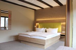 Hotel Sewenig في Müden: غرفة نوم بسرير في غرفة