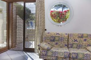 A seating area at Monolocale il Porto n. 4