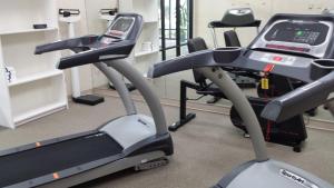 The fitness centre and/or fitness facilities at Evergreen Inn & Suites