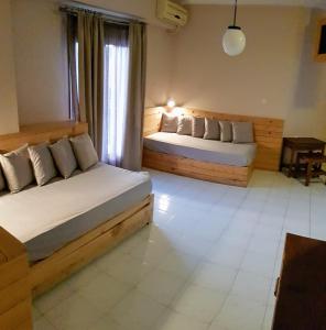 Postel nebo postele na pokoji v ubytování Anemos Hotel