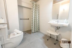 a bathroom with a toilet and a sink at La Torre Boutique Apartamentos in Teruel