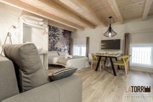 sala de estar con sofá y mesa en La Torre Boutique Apartamentos, en Teruel