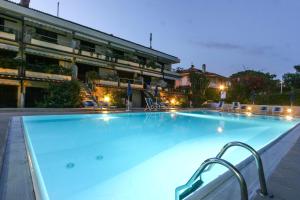 The swimming pool at or close to Monolocale il Porto n. 4