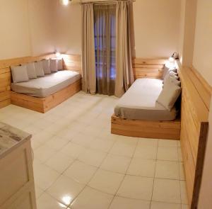Postel nebo postele na pokoji v ubytování Anemos Hotel