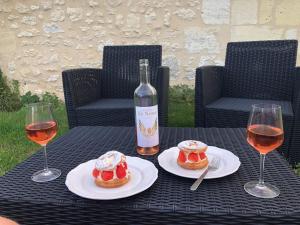 un tavolo con due torte e una bottiglia di vino di Château Le Noble winery near St Emilion a Saint-Germain-du-Puch Altre 14 foto