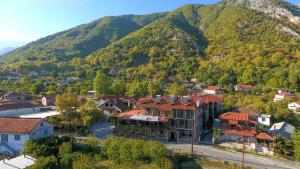 una pequeña ciudad frente a una montaña en Hotel Παραδοσιακο, en Kato Loutraki