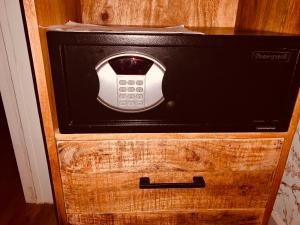 un tostapane, posto sopra un cassetto in legno di Garden Room and Economy Room ad Amsterdam