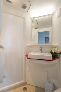Koupelna v ubytování Hotel CIS Paris Maurice Ravel