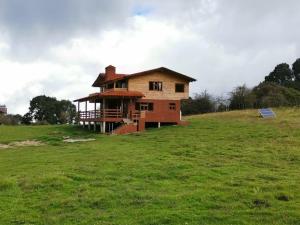 マサミトラにあるCABAÑAS COLINAS de SAN NICANORの田の丘の上の家