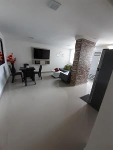 sala de estar con sofá y mesa en Hermoso Apartamento en Bocagrande-Cartagena, en Cartagena de Indias