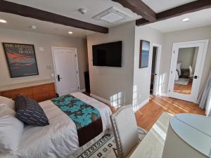 Телевизор и/или развлекательный центр в Zane Grey Pueblo Hotel