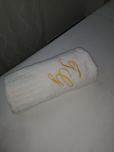 a roll of white paper with gold writing on it at CASA VACACIONAL TANiA in Salinas