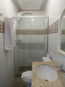 Bilik mandi di Hotel Colonial