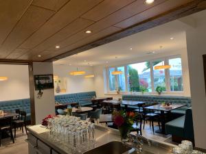 Altheim的住宿－Jimmy Gastronomie & Übernachtung，用餐室设有桌椅和窗户。