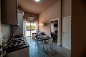 Kuchyň nebo kuchyňský kout v ubytování Eracle Hotel