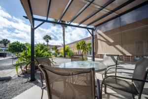Balcony o terrace sa Island Sun Inn & Suites - Venice, Florida Historic Downtown & Beach Getaway